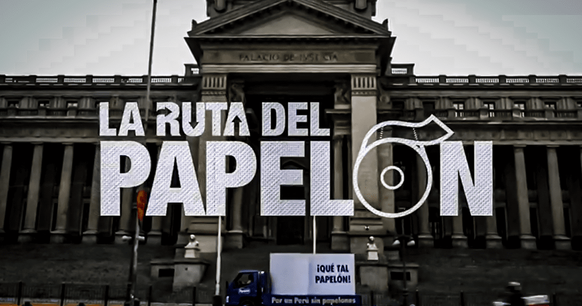 "What a role!": Paracas parades giant toilet paper in front of Congress and the Judiciary