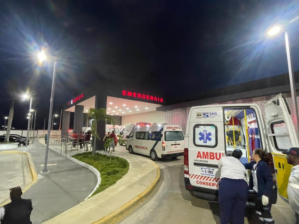 911 coordinates the deployment of 31 units to assist accident victims in Verón