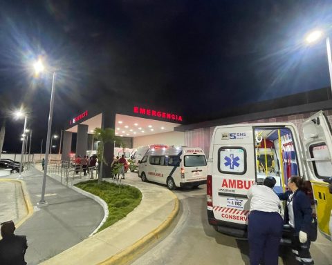 911 coordinates the deployment of 31 units to assist accident victims in Verón