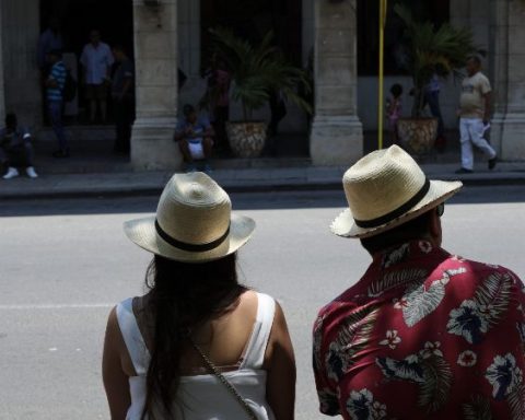 Una pareja de turistas toma un descanso en La Habana, Cuba