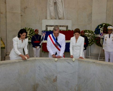 Abinader attends Te Deum and lays floral offering for the 161st anniversary of the Restoration