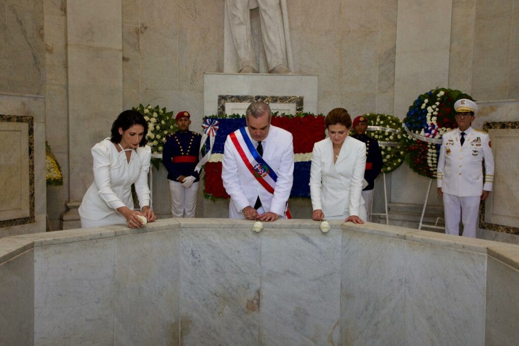 Abinader attends Te Deum and lays floral offering for the 161st anniversary of the Restoration