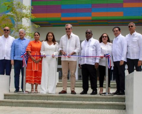 Abinader inaugurates seven drinking water and sanitation projects; delivers 250 apartments in Santiago