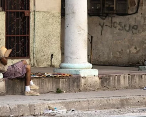 Un vendedor de libros en una calle de La Habana