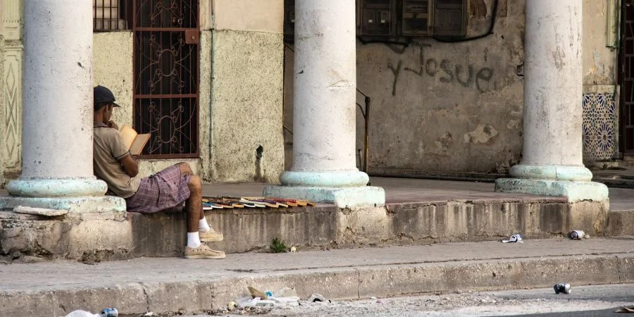 Un vendedor de libros en una calle de La Habana