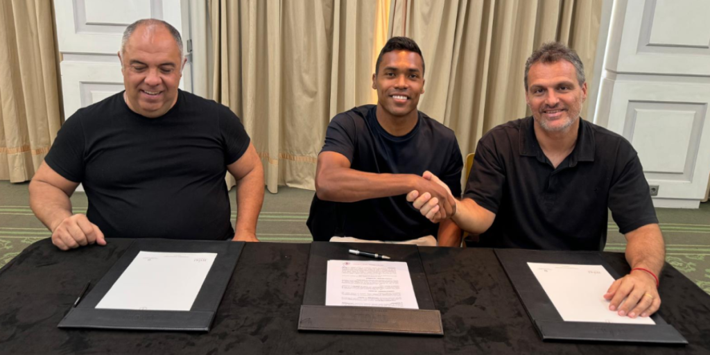 Alex Sandro finds team