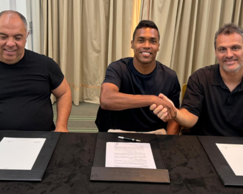 Alex Sandro finds team