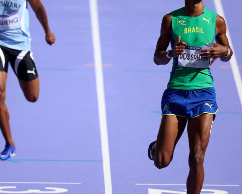 Alison dos Santos secures presence in 400m hurdles final