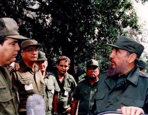 El exmiembro del Comité Central del PCC, Manuel Menéndez Castellanos, a la izquierda (de verdeolivo), en Cienfuegos, el 18 de octubre de 1996