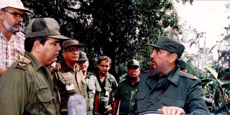 El exmiembro del Comité Central del PCC, Manuel Menéndez Castellanos, a la izquierda (de verdeolivo), en Cienfuegos, el 18 de octubre de 1996