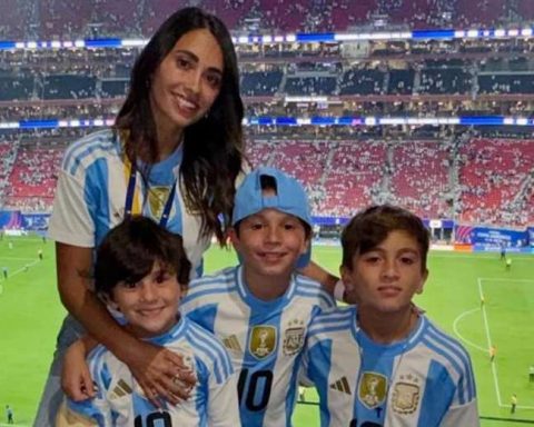 Antonela Roccuzzo and her children enjoy the Imagine Dragons concert in Florida