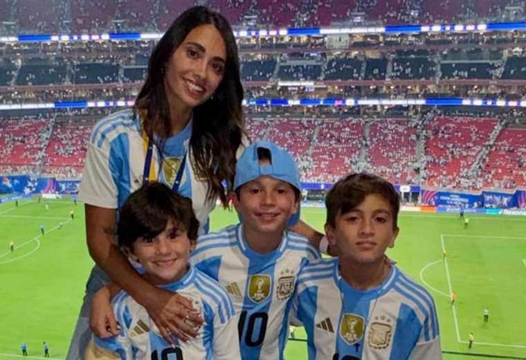 Antonela Roccuzzo and her children enjoy the Imagine Dragons concert in Florida