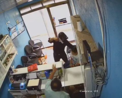 Armed men raid cell phone store in Costa Rica neighborhood and injure the owner