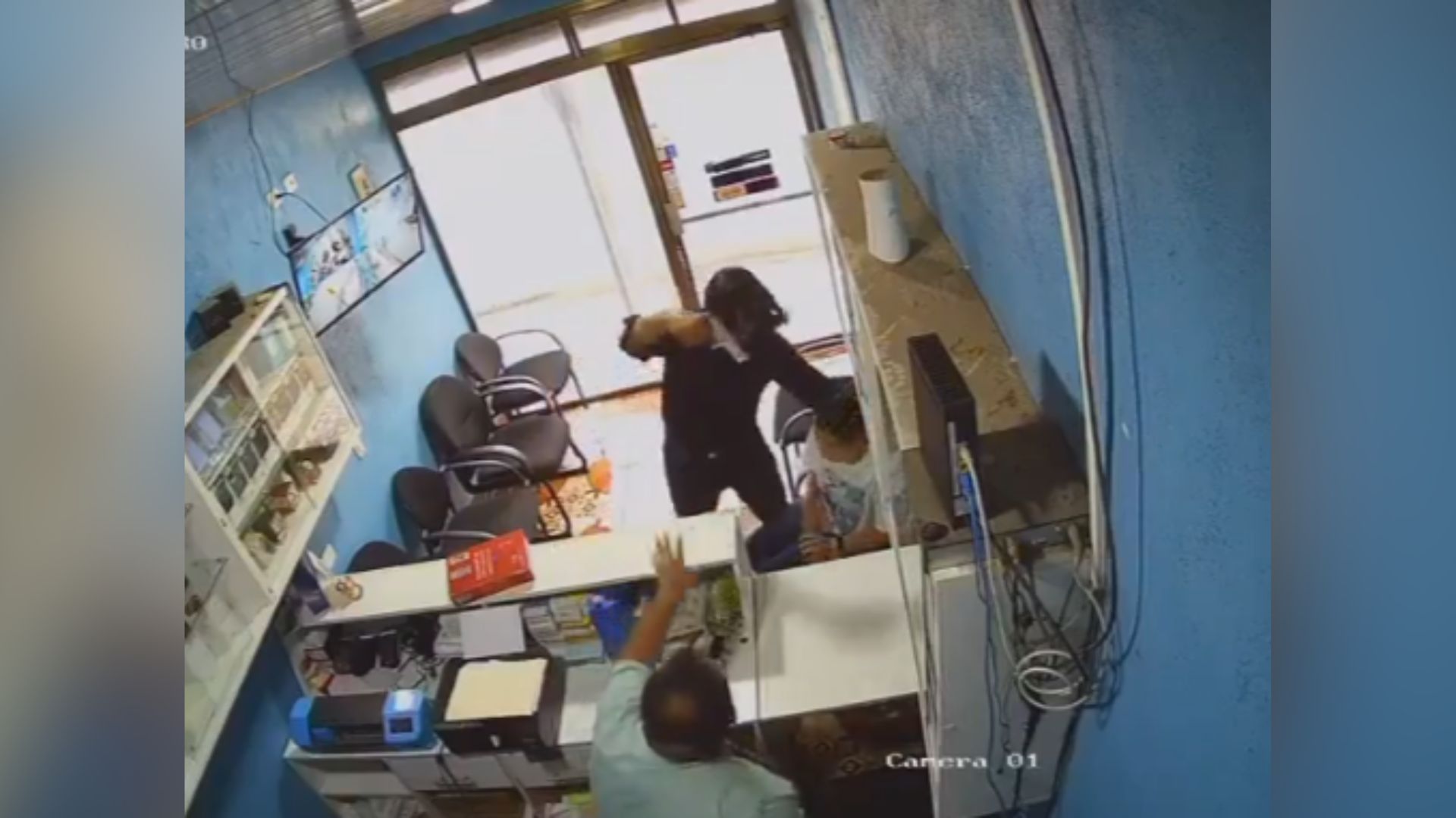 Armed men raid cell phone store in Costa Rica neighborhood and injure the owner