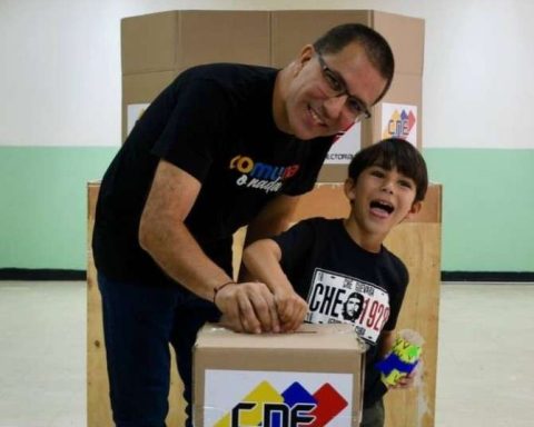 Arreaza invites to participate in the second National Popular Consultation