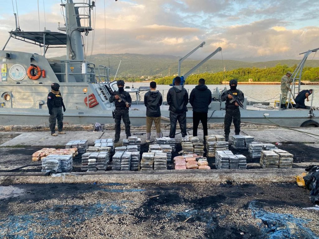 Interceptan lancha con 656 paquetes de Cocaína en costa Barahona