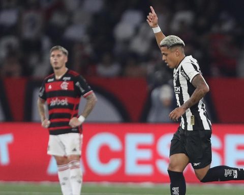 Botafogo clings to leadership in Brazil