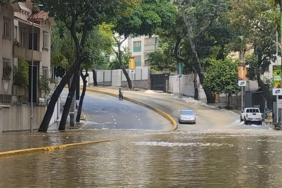 Broken water pipe reported on Andrés Bello Avenue