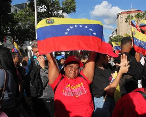 Simpatizantes participan de una marcha en apoyo al presidente de Venezuela Nicolás Maduro este miércoles, en Caracas (Venezuela). EFE/ Manuel Díaz