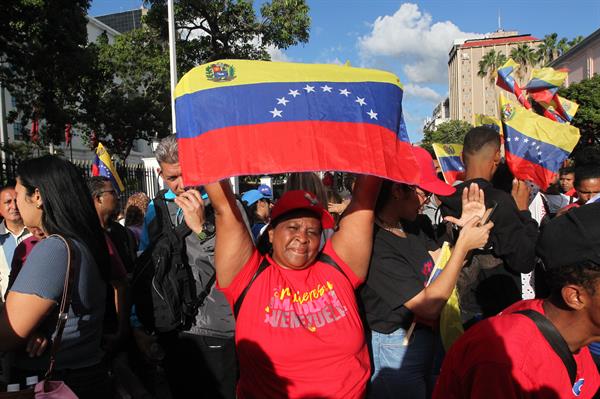 Simpatizantes participan de una marcha en apoyo al presidente de Venezuela Nicolás Maduro este miércoles, en Caracas (Venezuela). EFE/ Manuel Díaz