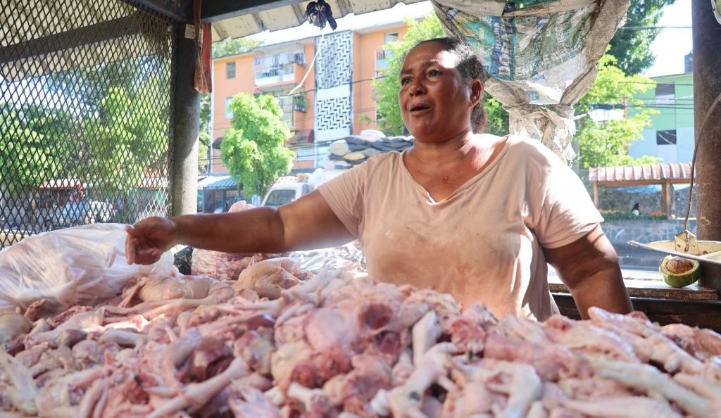 Escasez y precio de pollo, problema de hace meses