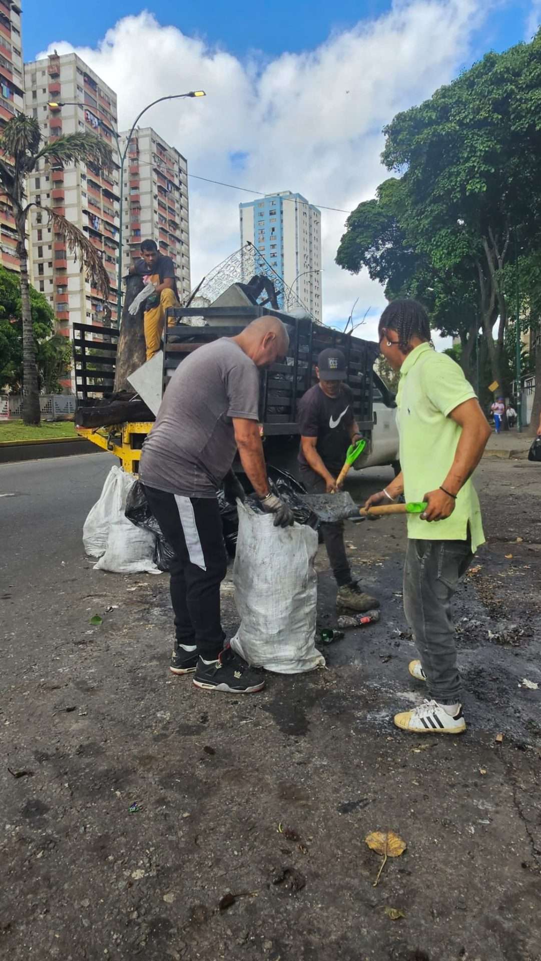 Clearing of areas in Caracas affected by fascist actions continues