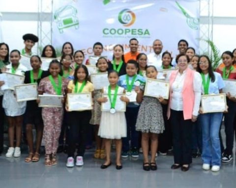 Coopesa reconoce el talento y la dedicación de jóvenes