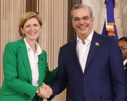 La administradora de la Agencia de los Estados Unidos para el Desarrollo Internacional (USAID), Samantha Power, y el presidente dominicano Luis Abinader