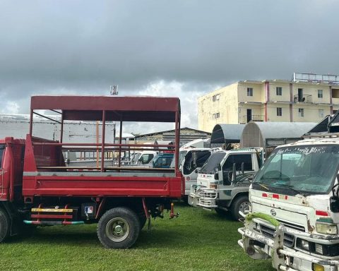 DIGESETT retiene 30 camiones por transportar personas sobre la carga en Verón y Bávaro