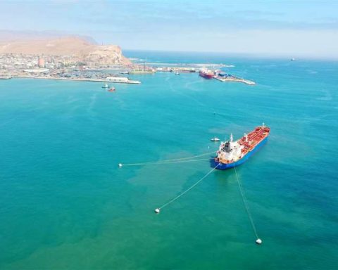 Diesel unloading resumes after being interrupted due to weather conditions in the port of Arica