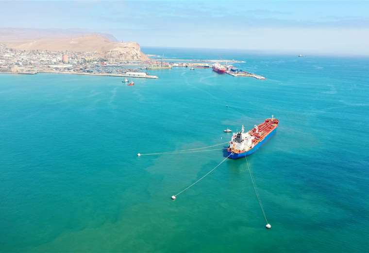 Diesel unloading resumes after being interrupted due to weather conditions in the port of Arica