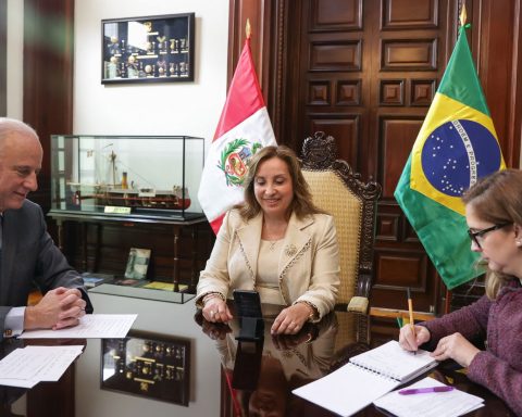 Presidenta Dina Boluarte conversa con el presidente de Brasil, Lula da Silva.