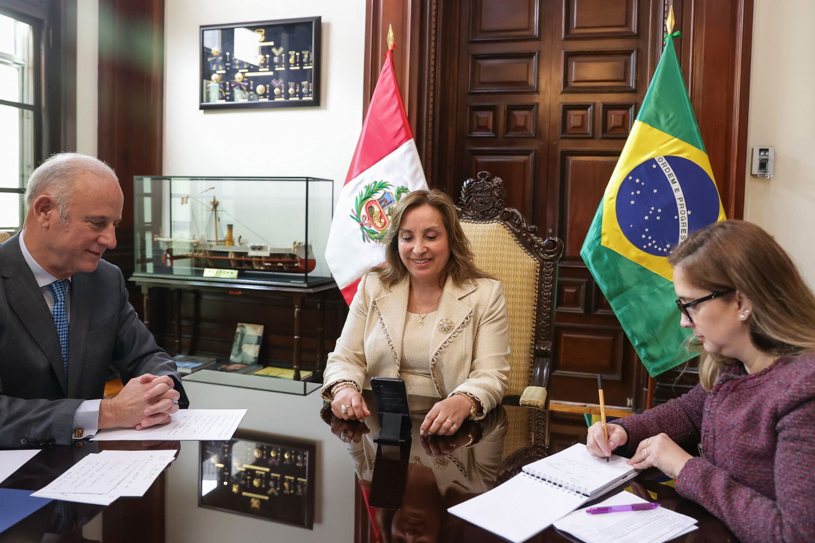 Presidenta Dina Boluarte conversa con el presidente de Brasil, Lula da Silva.