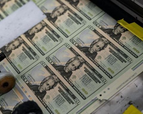 Dollar falls on Wednesday after US inflation figures are announced