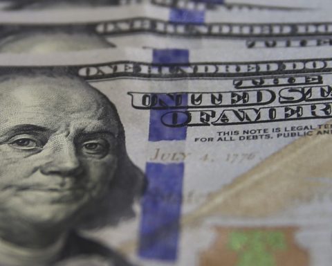 Dollar rises for the fourth consecutive year and surpasses R$5.60