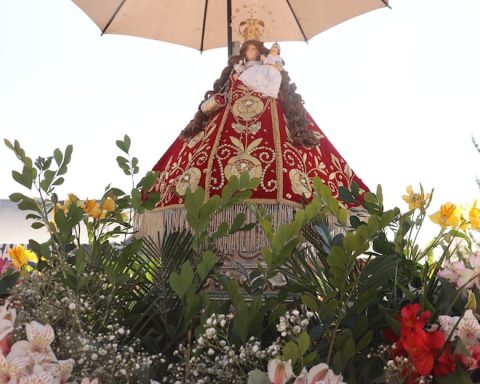 Dozens of devotees attend the changing of the mantle of Mamacha Cocharcas. What is this tradition about? (PHOTOS)