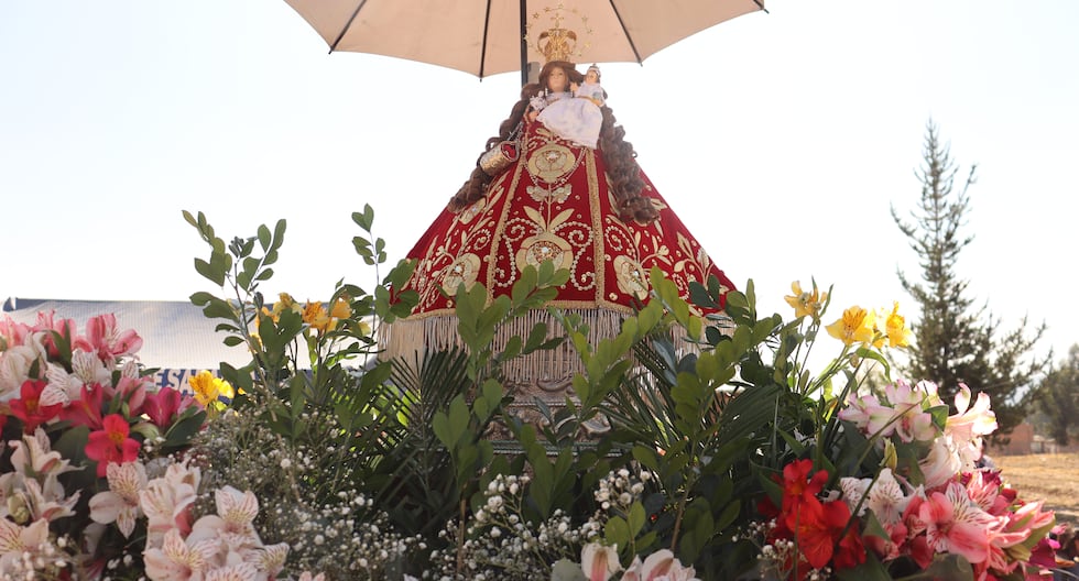 Dozens of devotees attend the changing of the mantle of Mamacha Cocharcas. What is this tradition about? (PHOTOS)