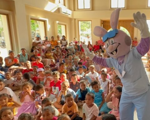 Dr. Muelitas, de Colgate, visitó a niños de San Antero Córdoba; regaló