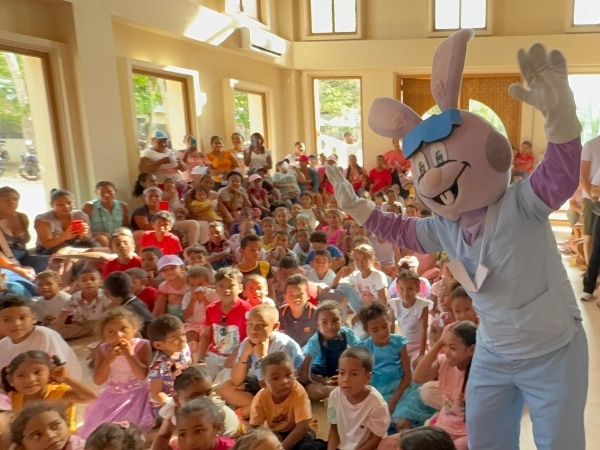 Dr. Muelitas, de Colgate, visitó a niños de San Antero Córdoba; regaló