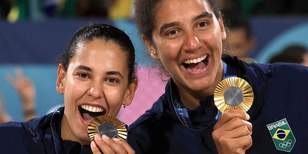 Duda and Ana Patrícia defeat Canadians and win gold in beach volleyball