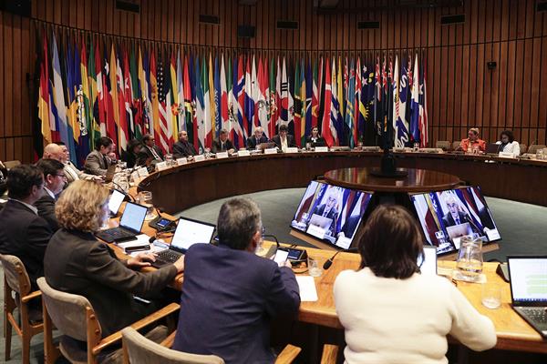 ECLAC revises Latin America's growth downwards and estimates 1.8% for this year