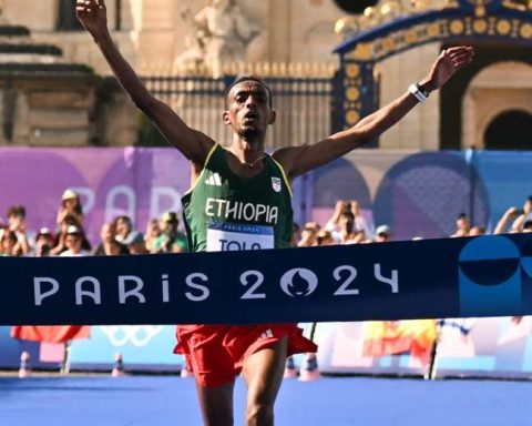 Ethiopian Tamirat Tola won the Olympic marathon and set a record