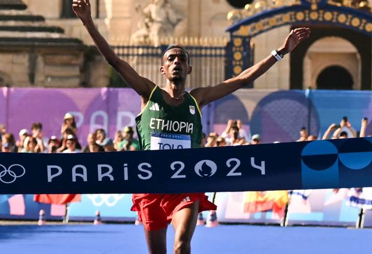 Ethiopian Tamirat Tola won the Olympic marathon and set a record