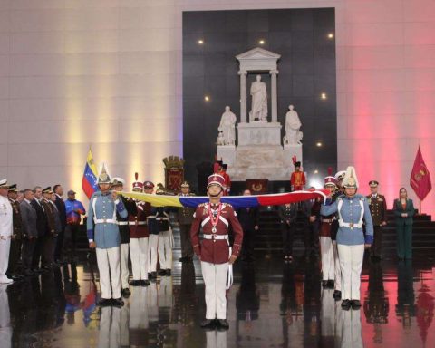 Events were held for Flag Day at the National Pantheon