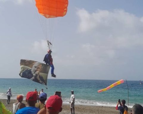 Fidel Antonio Castro Smirnov, nieto de Fidel Castro Ruz, se lanza en paracaídas en Baracoa, el pasado 12 de agosto