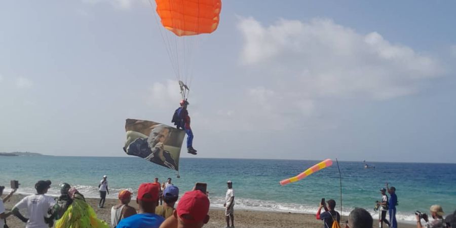 Fidel Antonio Castro Smirnov, nieto de Fidel Castro Ruz, se lanza en paracaídas en Baracoa, el pasado 12 de agosto