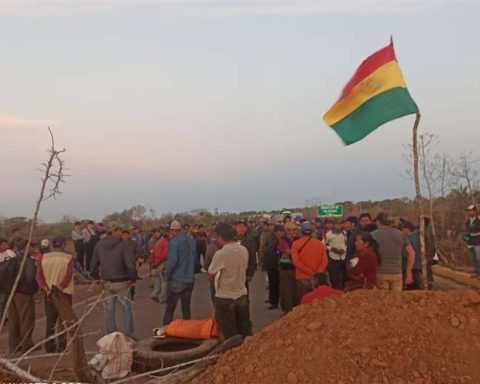 Farmers set up a blockade in Santa Rosa de la Roca to demand attention to their petition