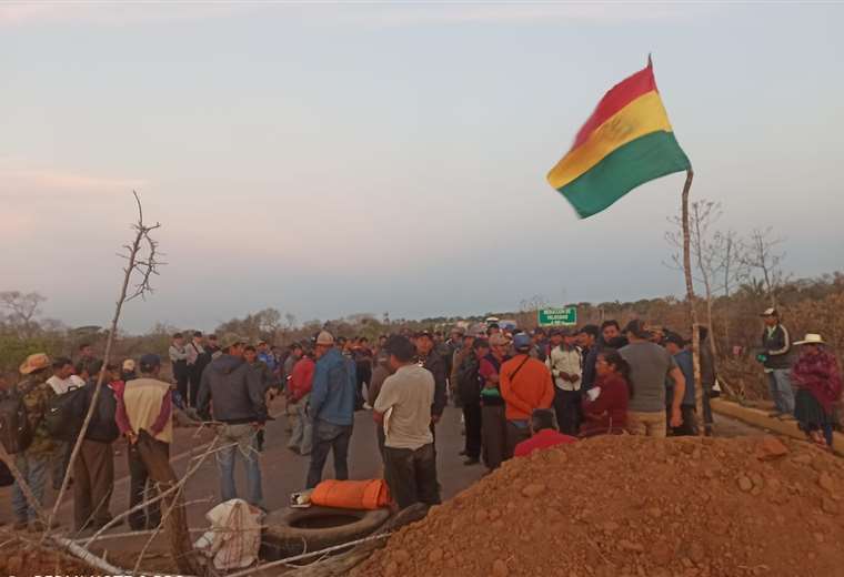 Farmers set up a blockade in Santa Rosa de la Roca to demand attention to their petition