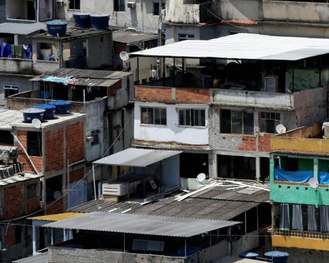 Favela leaders discuss proposals to present to the G20