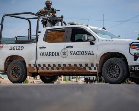 Federal authorities confront armed civilians in Culiacan, Sinaloa